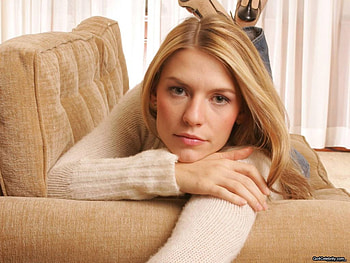 Claire Danes, blond hair, nice face, couch, long hair, actress, female HD wallpaper