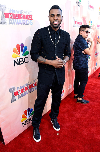 Red carpet event, iHeartRadio music awards, Celebrity fashion, Star-studded ceremony HD phone wallpaper