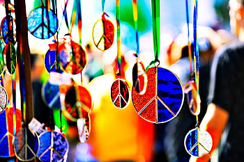SUMMERTIME FUN, GLASS, SUMMER, BEACH, HANGERS, COLORED GLASS, SUMMERTIME, PEACE SIGN, GLASS DESIGNS HD wallpaper