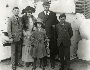 Arthur Conan Doyle, world-renowned author, The Arthur Conan Doyle Encyclopedia HD wallpaper