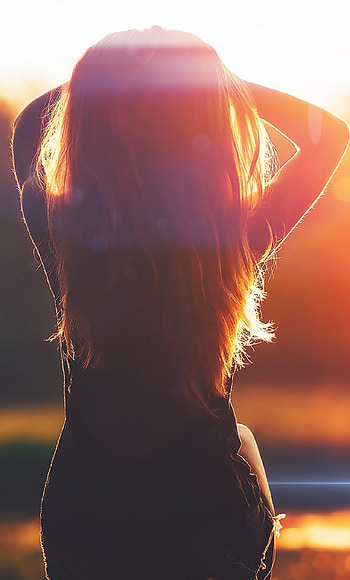 Girl sitting, Lens flare background HD phone wallpaper