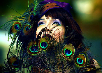 PEACOC LOVE, peacoc, art, eyes, feter, colors, decor, beauty, woman, love, hat HD wallpaper