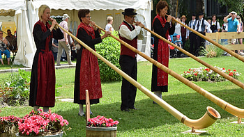 Brig glis alphorn, Bchelblser zeigen ihr, Alphorn experience, Swiss customs HD wallpaper