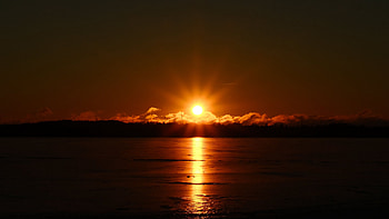 Sunrays Clouds Reflection On Water Dark Background HD wallpaper