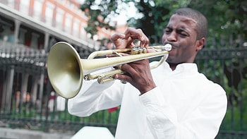 Black man playing trumpet, Urban music HD wallpaper