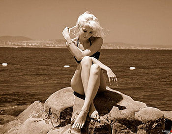 Singura, sea, model, blonde, alone, beautiful, woman HD wallpaper