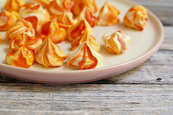 Self-made baisers, Colorful meringues, Easy recipe, Sweet perfection HD wallpaper
