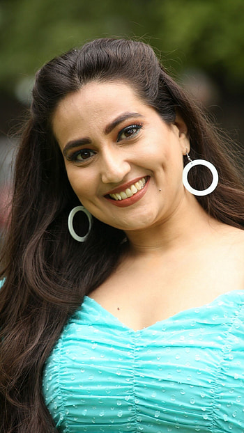 Manjusha, million dollar smile, telugu anchor HD phone wallpaper
