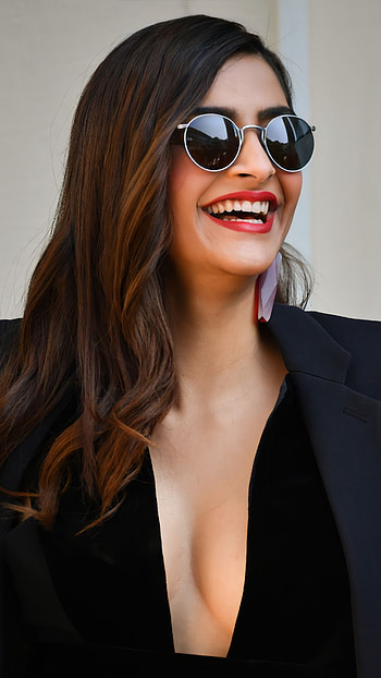 Sonam Kapoor, bollywood actress HD phone wallpaper