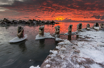Frozen Sunset, winter, sea, frozen, rocks, lake, snow, clouds, nature, sunset HD wallpaper