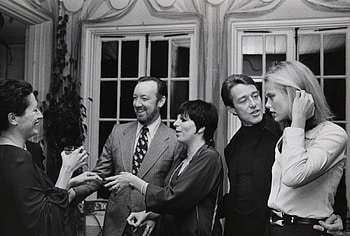 Liza Minnelli, Earl Blackwell's party, Glamorous event, Fashion showcase HD wallpaper