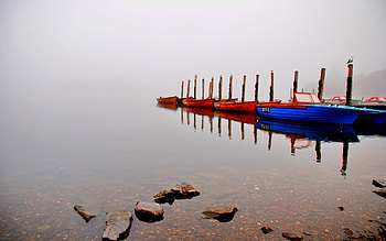 BOAT ALLEY at MISTY LAKE, fog, boats, misty, lake, stones HD wallpaper