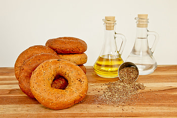 Bagel bread, Culinary delight, Crusty exterior, Mouthwatering temptation HD wallpaper