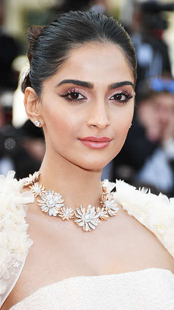 Sonam Kapoor, Sonam Kapoor Beautiful Actress HD phone wallpaper