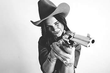 Loaded, cowgirls, pistols, brunettes, hats, gun HD wallpaper