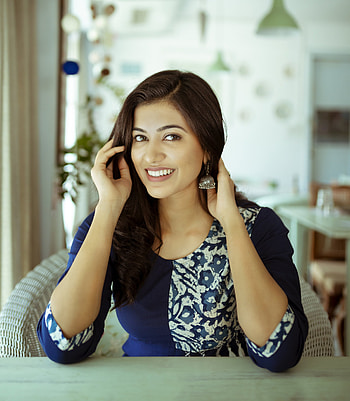 Anju Kurien, flash graphy, Malayalam actress HD phone wallpaper