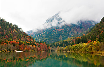 Beautiful Lake View, clouds, trees, view, autumn, beautiful, peaceful, mountains, lake HD wallpaper