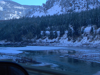 High Way 94 through Montana, winter, trees, mountians, water HD wallpaper