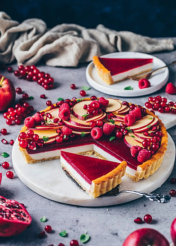 Panna cotta tart with jelly, Vegan pie crust, Artistic dessert, Elegant presentation HD phone wallpaper