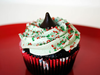 Christmas cupcake , Festive backgrounds, Holiday treats, Delicious cupcakes HD wallpaper