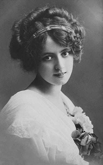 Elegant vintage portrait of a woman with curly hairstyle and white dress. HD phone wallpaper