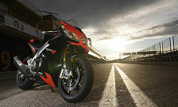 Aprilia RSV4 Bike, Powerful engine, Agile cornering, Unmatched control HD wallpaper