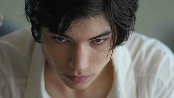 Ezra Miller, Indie film gem, Psychological drama, Oscar-worthy performance HD wallpaper