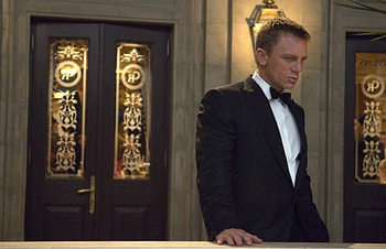 Daniel Craig ~ Casino Royale (2006), daniel, craig, white, black, costume, man, movie, casino royale HD wallpaper