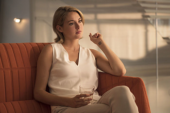 Shailene Woodley, Versatile actress, Compelling portrayals, Iconic characters HD wallpaper