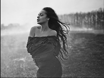 FEEL THE WIND, wind, graphy, bw, moods, woman, beauty HD wallpaper