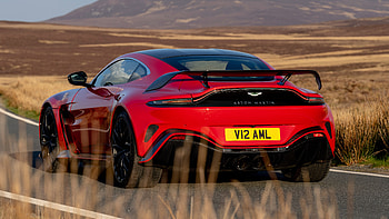 Aston Martin V12 Vantage 2022 2 Cars HD wallpaper
