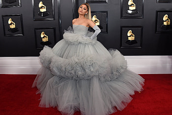 Ariana Grande, Engagement announcement, Symbolic meaning, Momentous occasion HD wallpaper