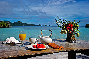 South Pacific Beach Dining, blue, island, sea, tea, tropical, dine, exotic, paradise, lagoon, food, south pacific, beach, eat, view, islands, ocean HD wallpaper