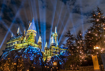 Universal Studios Hollywood, Christmas in the Wizarding World, Captivating show, Magical experience HD wallpaper