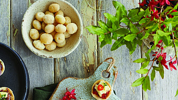 Macadamia gift guide, Christmas presents, Nutty surprises, Festive treats HD wallpaper