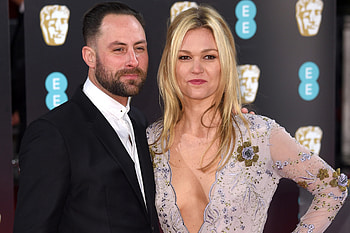 Julia Stiles, Shotgun wedding, Page six HD wallpaper