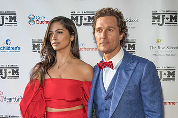 Matthew McConaughey, Camila Alves, Conflict resolution, Harmonious relationship HD wallpaper