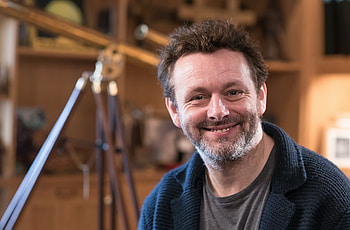 Michael Sheen transforms, Chris Tarrant portrayal, Captivating performance, Impressive preparation HD wallpaper
