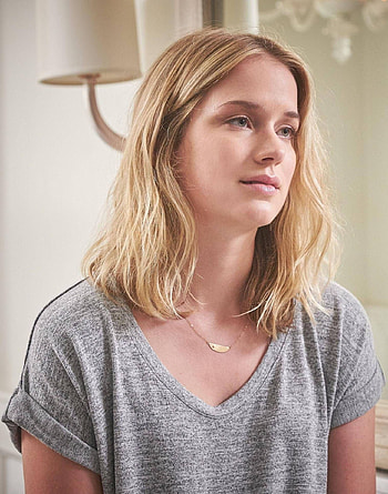 Elizabeth Lail, Guinevere Beck, V-neck t-shirt HD phone wallpaper