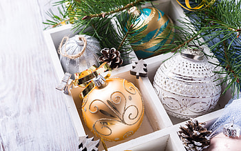 Christmas balls in a wooden box, Merry Christmas, Happy New Year, Christmas balls, Christmas decorations, golden Christmas ball HD wallpaper