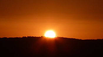 Sunsetting behind mountains, orange sky, mountains, france, sun, sunset, sunrise HD wallpaper