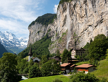 Next to the Mountain, trees, sky, houses, mounrain HD wallpaper