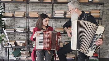 Girl watching man, Watching man play, Man play accordion, Play accordion HD wallpaper