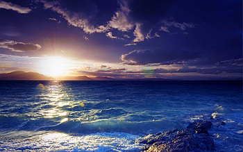 BEAUTIFUL HORIZON, glare, sea, and the clouds, the mountains, waves, the bay, stone, clouds, sun HD wallpaper