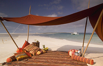 beach picnic beneath traditional sails, sea, picnis, sails, beach HD wallpaper