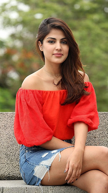 Rhea Chakraborty, Bollywood Celebrity HD phone wallpaper