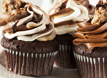 Cupcakes, sweet, brown, cupcake, cream HD wallpaper