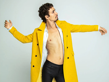 Robert Sheehan sexuality, Personal life, LGBTQ+ representation, Supportive advocate HD wallpaper
