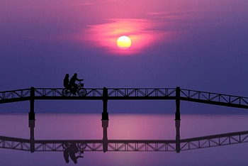 silhouettes, purple, reflection, moon, bridge, people, water HD wallpaper