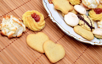 Delicious Cookies, sweet, pastry, dessert, hearts, delicious, food, cookies HD wallpaper